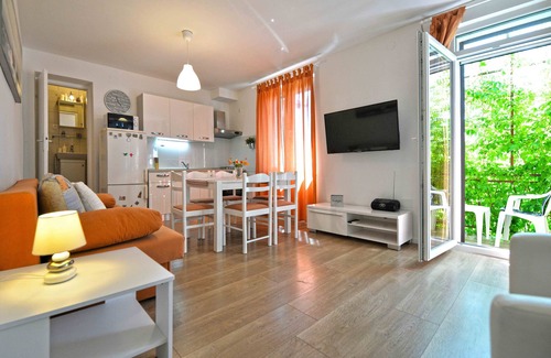 Murter Apartment | Sweet apartment with sea view on the beach