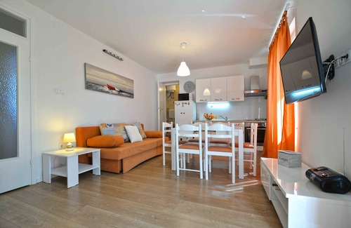 Murter Apartment | Sweet apartment with sea view on the beach