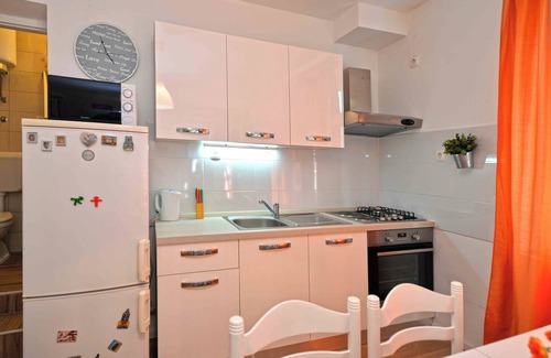 Murter Apartment | Sweet apartment with sea view on the beach