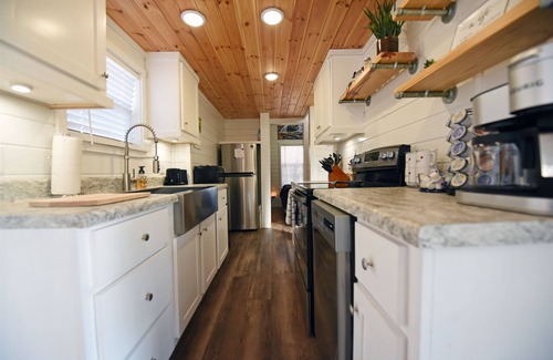 Turtletown Cabin | Sweet Creek Retreat | 1 Bed, 1 Bath | Hot Tub | Wifi | Firepit