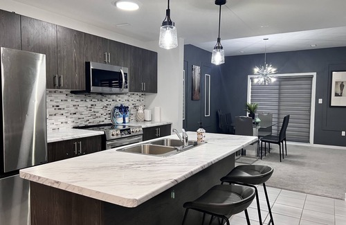 Innisfil House | Sweet Deal! Spacious 4bd Home Comfortably Sleeps 10.