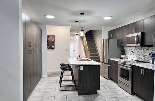 Innisfil House | Sweet Deal! Spacious 4bd Home Comfortably Sleeps 10.