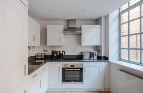 Clerkenwell Apartment | Sweet Dreams - Farringdon - by Frankie Says