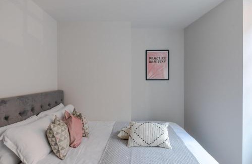 Clerkenwell Apartment | Sweet Dreams - Farringdon - by Frankie Says