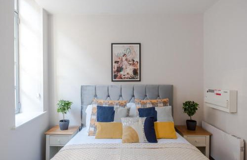Clerkenwell Apartment | Sweet Dreams - Farringdon - by Frankie Says