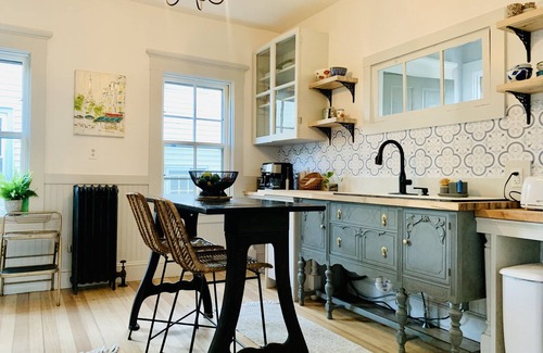 Edgewood Cottage | Sweet Edgewood Cottage steps to RWU Park