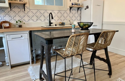 Edgewood Cottage | Sweet Edgewood Cottage steps to RWU Park