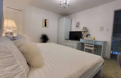 Steveston Bed & Breakfast | Sweet Home(beautiful garden and cute cats)