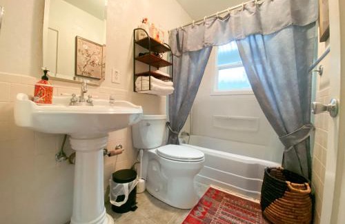 Arden-Arcade House | Sweet Home with Ample Parking Only 2mins to Freeway