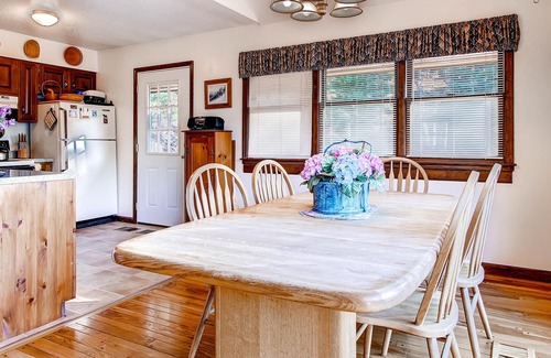 Stockbridge House | Sweet Life - Vermont Chalet - 6 person Indoor Hot Tub - 15 min to Killington