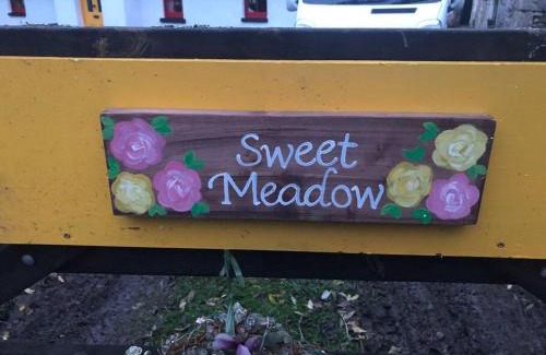 Jamestown House | Sweet Meadow A delightful romantic thatched cottage by river Shannon on 4 acres is for peace party family or work from home