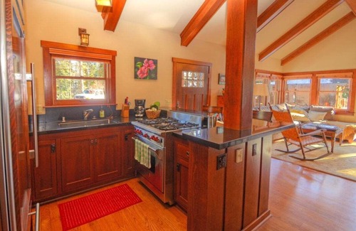 Lake Forest Cottage | Sweet Retreat Cottage - Walk to Lake
