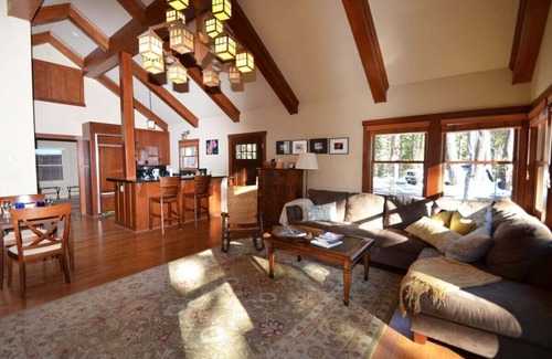 Lake Forest Cottage | Sweet Retreat Cottage - Walk to Lake