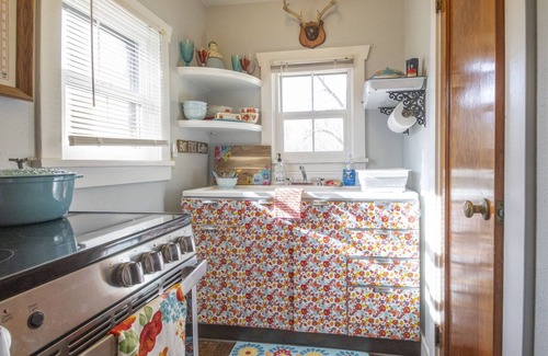West Colorado Springs Apartment | “SWEET ROSE” Cottage! Vintage Glam! GOG, Horses, Manitou!