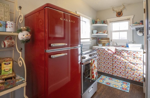 West Colorado Springs Apartment | “SWEET ROSE” Cottage! Vintage Glam! GOG, Horses, Manitou!