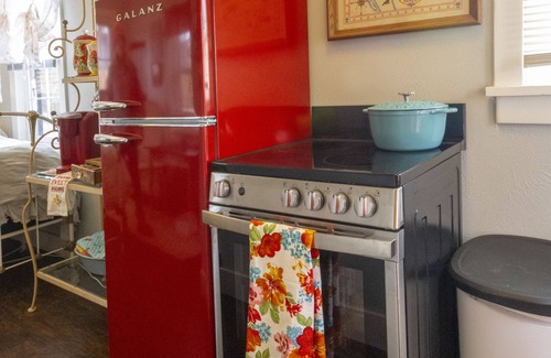 West Colorado Springs Apartment | “SWEET ROSE” Cottage! Vintage Glam! GOG, Horses, Manitou!