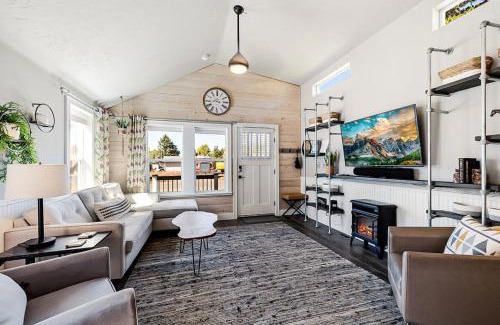 Seaview House | Sweet Seaview Home Near Beach and Trailhead!