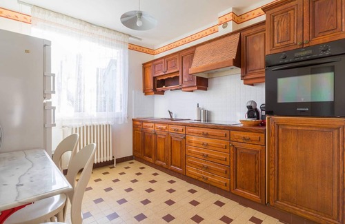 Bourroches House | Sweet villa burgundy- Maison de ville avec jardin -SR Loc