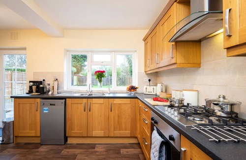 Solihull House | Sweetbriar -Stylish 4-Bed House near Airport, NEC, Resorts World Arena, Solihull