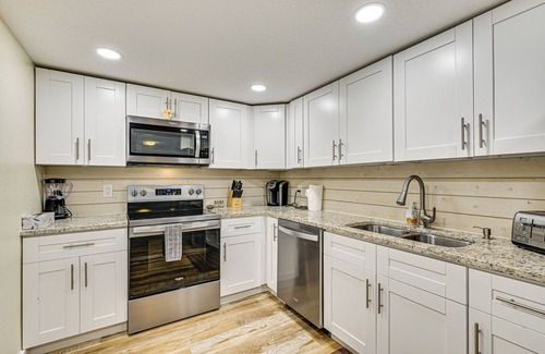 Marthas Vineyard House | Swim, Fish & Relax: Port Richey Gem w/Yard!