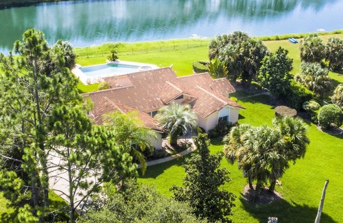 Groveland House | SWISS 61 - Lake Denise