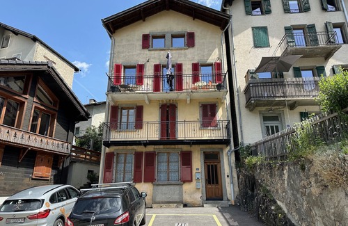 Salvan Apartment | Swiss Alpine Retreat & View near Martigny