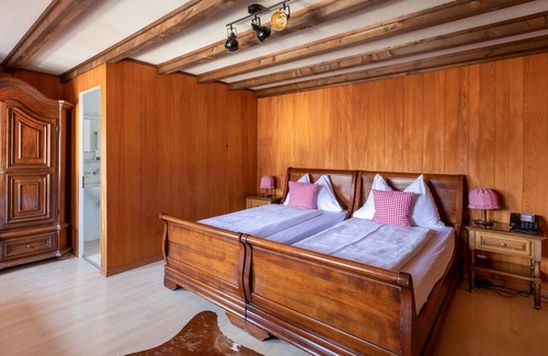 Merlischachen House | Swiss-Chalet Merlischachen - Historik Chalet-Hotel Lodge