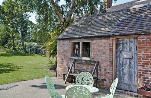 King's Bromley Cottage | Swiss Cottage - E5375
