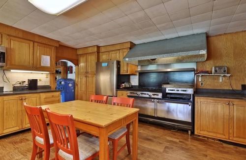 Pittsfield Hotel | Swiss Farm Inn - RM13 "Outer Limits" 2 Double Beds