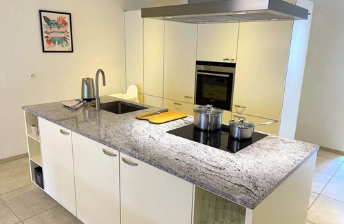 Central Interlaken Apartment | SwissHut Modern 10min Interlaken West Station - Apart Markt