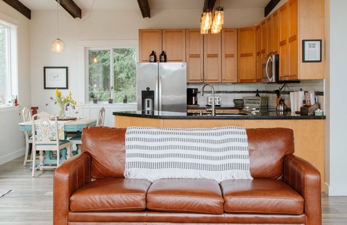 Black Creek Cabin | SwitchingOff: A West Coast Contemporary Cabin Overlooking Nature