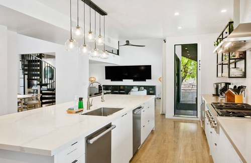 Equestrian Manor House | SWSS Modern Compound: Guests Love It! Private Pool Hot Tub Putting Green