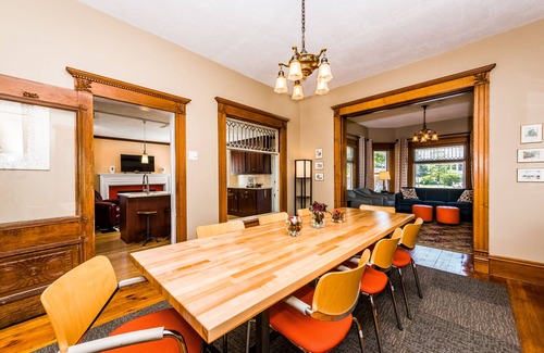 Three Oaks House | Sycamore Guesthouse, steps to Journeyman Distillery!