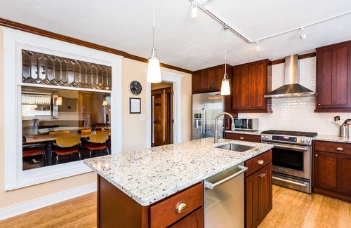 Three Oaks House | Sycamore Guesthouse, steps to Journeyman Distillery!