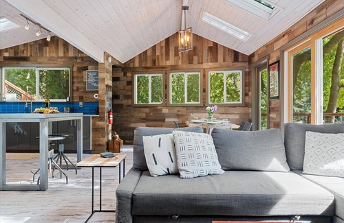 Guerneville Cabin | Sydney's Retreat: Stylish & Enchanting! Chill Treetop Paradise! HtTb/Pup/WiFi