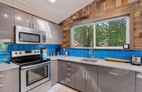 Guerneville Cabin | Sydney's Retreat: Stylish & Enchanting! Chill Treetop Paradise! HtTb/Pup/WiFi