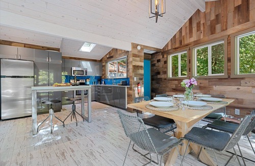 Guerneville Cabin | Sydney's Retreat: Stylish & Enchanting! Chill Treetop Paradise! HtTb/Pup/WiFi