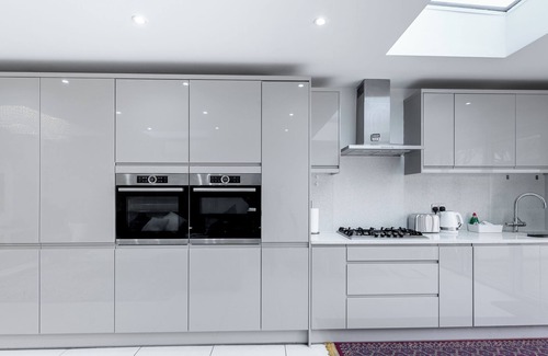 Valentines Apartment | Symphony of Style | Pvt Courtyard | 6 Bed | Ilford