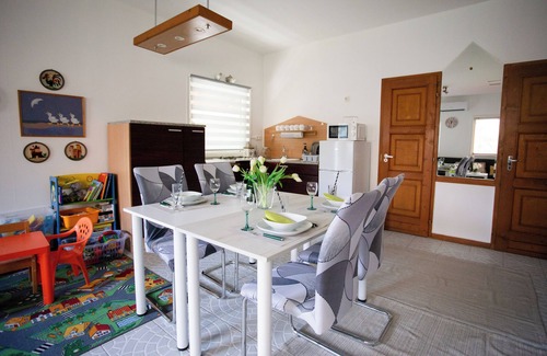 Szentendrei Cottage | Szentendrei szigeten önálló, jakuzzis, szaunás, romantikus, erdőszéli ház!