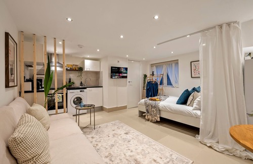 Harrow Road Apartment | Chic Modern Hideaway in Little Venice [2]
