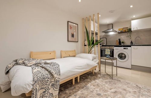 Harrow Road Apartment | Chic Modern Hideaway in Little Venice [2]