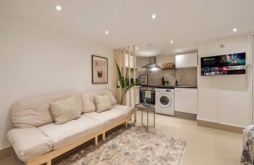 Harrow Road Apartment | Chic Modern Hideaway in Little Venice [2]