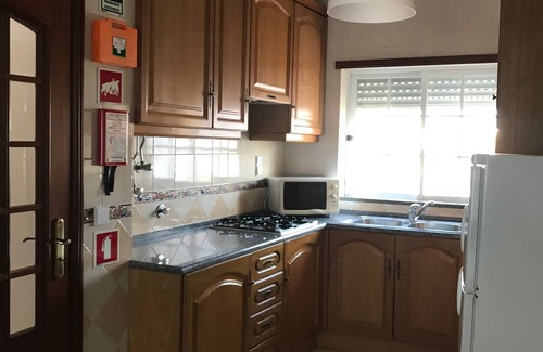 Bernarda House | T1 w/fiber wifi. Smart tv, private parking at 200m beach