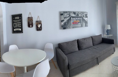 Bernarda House | T1 w/fiber wifi. Smart tv, private parking at 200m beach
