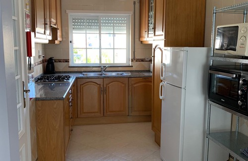 Bernarda House | T1 w/fiber wifi. Smart tv, private parking at 200m beach