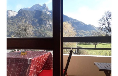 Sallanches Apartment | T2 33 m² with balcony facing Mt Blanc, wifi, quiet area, free parking.