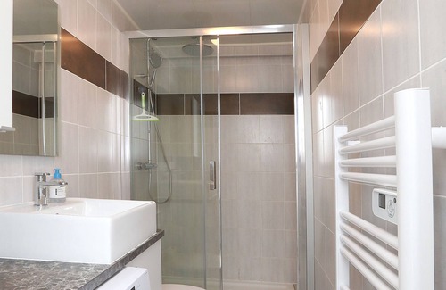 Garches Apartment | T2 45 m² on private driveway at the gates of Paris (1 to 6 people)