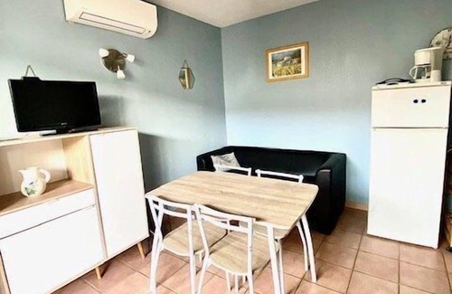 Saintes-Maries-de-la-Mer Apartment | T2 cabin with communal pool, parking, air-conditioning, sleeps 4