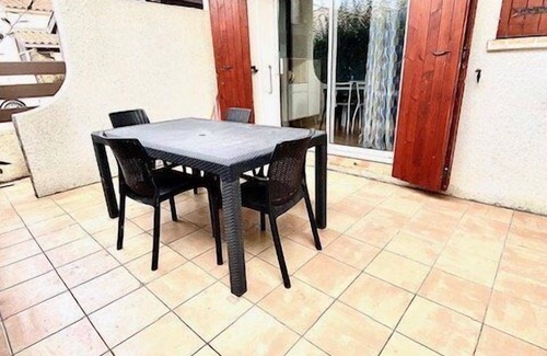 Saintes-Maries-de-la-Mer Apartment | T2 cabin with communal pool, parking, air-conditioning, sleeps 4