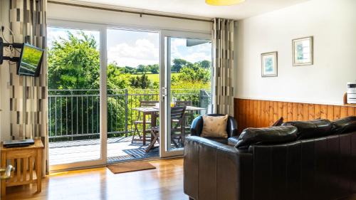 Fivelanes House | Ta Mill Cottages & Lodges - Meadowview Chalet 3